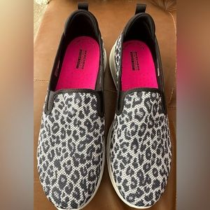 SKECHERS CHEETAH BLACK N WHITE SLIP-ONS/LIKE NEW/SIZE 10 WOMENS